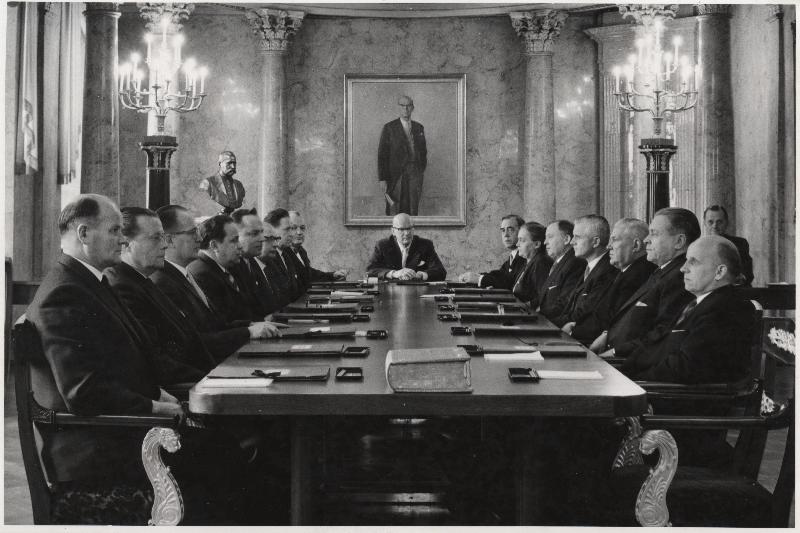 Esikatselukuva: Sukselaisen II hallitus
	
		Sukselaisen II hallitus presidentin esittelysalissa Valtioneuvoston linnassa. Pöydän päässä presi...