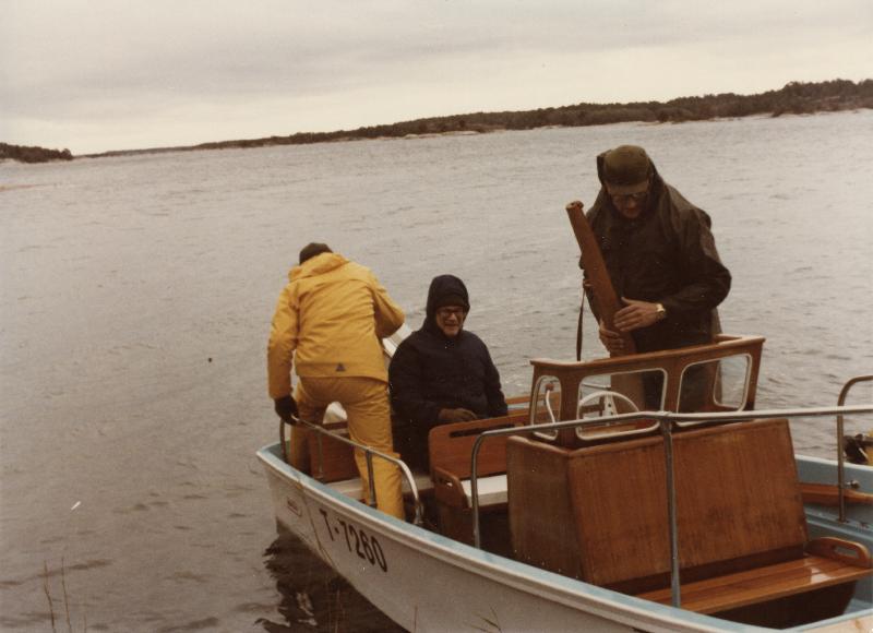 Esikatselukuva: Urho Kekkonen veneessä
	
		Kala- ja jahtimatka Riskilässä 20.-21.10.1979. Urho Kekkonen lähdössä vesille veneellä Riskilän r...