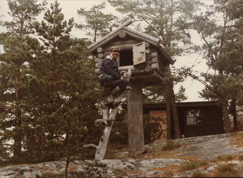 Esikatselukuva: Niliaitta
	
		Kala- ja jahtimatka Riskilässä 20.-21.10.1979. Niliaitta ja tuntematon mieshenkilö Riskilässä.