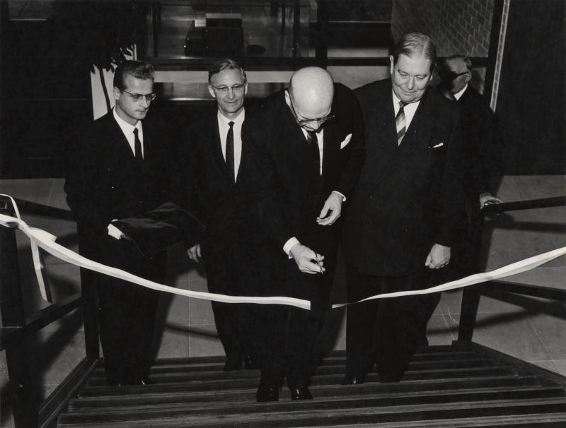 Esikatselukuva:&nbsp;Avajaisnauhan leikkaus
	
		Presidentti Urho Kekkonen leikkaa avajaisnauhaa Outokumpu Oy:n uuden tutkimuslaboratorion avajais...