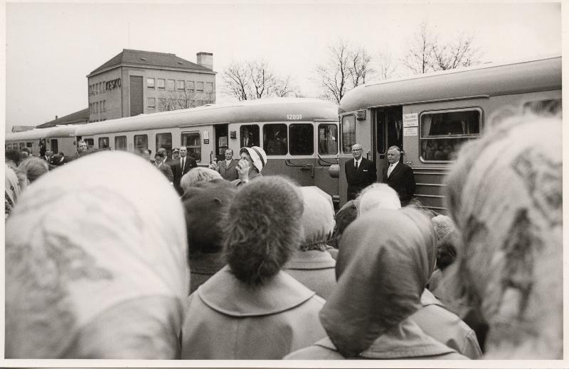 Esikatselukuva: Loviisan rautatien juhlajuna Lahdessa
	
		Loviisan radan uudelleenvihkiäisjuhlassa ajettu juhlajuna Lahden rautatieasemalla 2.5.1960. Presi...