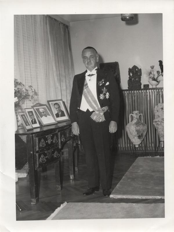 Esikatselukuva:&nbsp;Suurlähettiläs Aaro Pakaslahti
	
		Suurlähettiläs Aaro Pakaslahti Madridin-residenssissään 1966-1969.