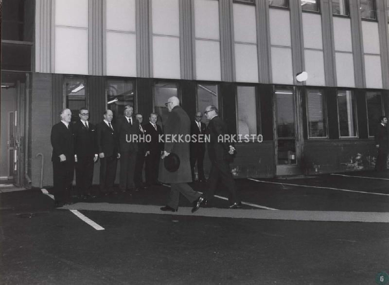 Esikatselukuva: Urho Kekkonen tutustuu Iisalmen sanomiin
	
		Presidentti Urho Kekkonen saapumassa Iisalmen Sanomiin 25.10.1975.

UKK saapumassa Iisalmen San...