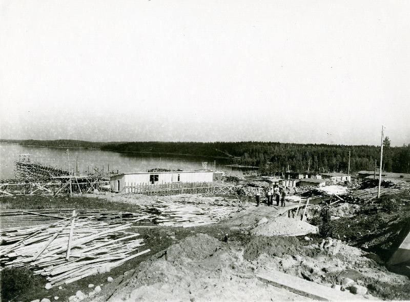 Esikatselukuva: Rakennustyömaa järven rannalla
	
		Kaukopää 40 vuotta. Kaukopään tehtaan rakennusalue hahmottuu. Kuva syyskuulta 1934. Taustalla 
i...