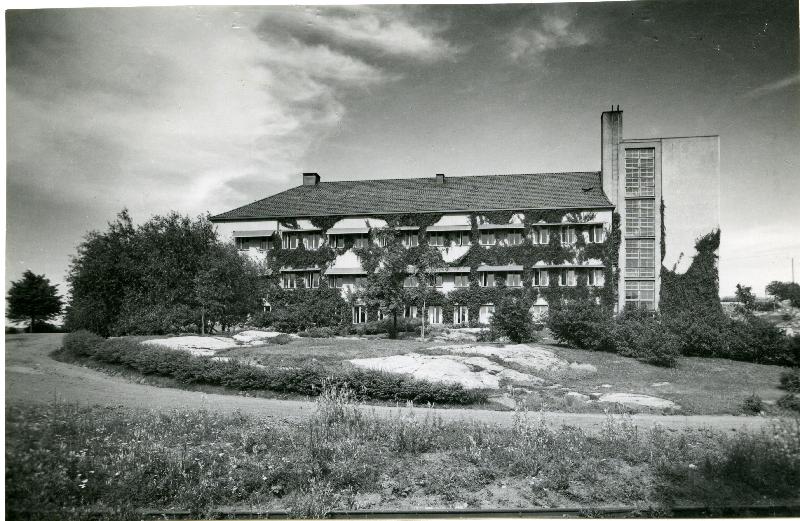 Esikatselukuva: Kotkan tehtaiden konttorirakennus
	
		E-G:n henkilökunnan lehden kuvateksti: Konttorirakennus
rannalta katsottuna, lehti 4/1946, kuvaa...