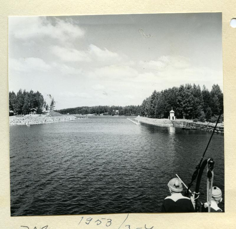 ???resource.thumbnail???: Kutveleen kanava
	
		Kyläniemen kesää. E-g:n henkilökunnan lehden 
kuvateksti: matka vuoksen suulta kyläniemeen merki...