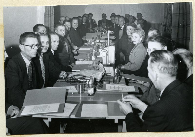 ???resource.thumbnail???: Ihmisiä pitkän pöydän ääressä
	
		Työnjohtajien turvallisuuskurssit pidettiin nyt
vuorostaan pankakoskella. Kurssien puheenjohtaja...