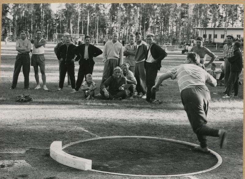 Esikatselukuva:&nbsp;Mies työntämässä kuulaa
	
		Yhtiömme urheilutoimintaa. E-g:n henkilökunnan lehden
kuvateksti: ikämies t. Pusenius työntää vo...