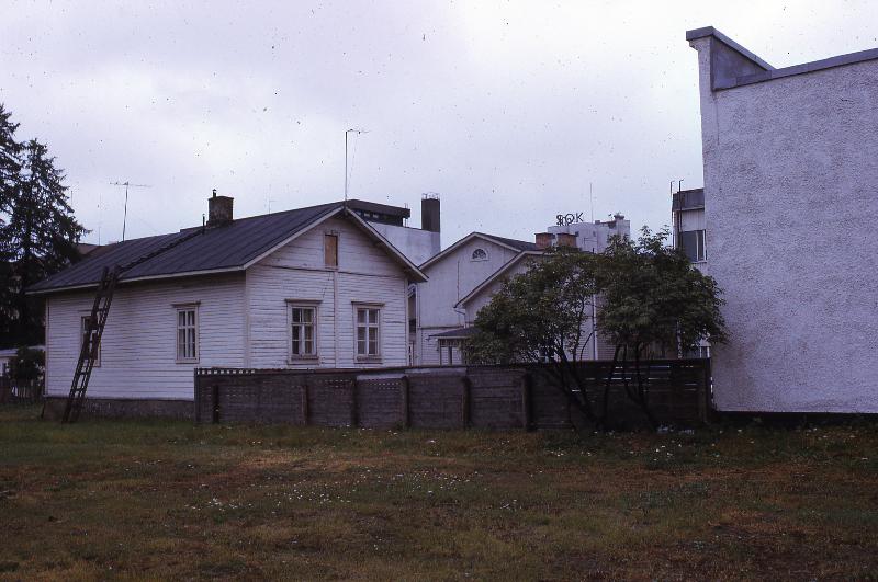 ???resource.thumbnail???: Vilhonkatu 7, piha, porrassalmenkatu 12
	
		Tontilla aiemmin ollut vilhonkadun ja porrassalmenkadun kulmassa lääninkonttoristi vilho krogiuks...
