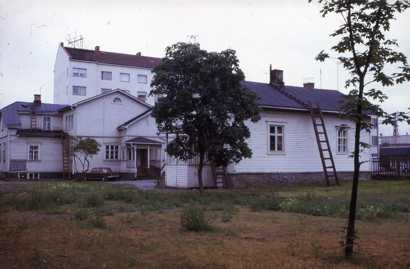 ???resource.thumbnail???: Vilhonkatu 7, porrassalmenkatu 12 a, piharakennus
	
		Tontilla on aiemmin ollut vilhonkadun ja porrassalmenkadun kulmassa lääninkonttoristi vilho krogi...
