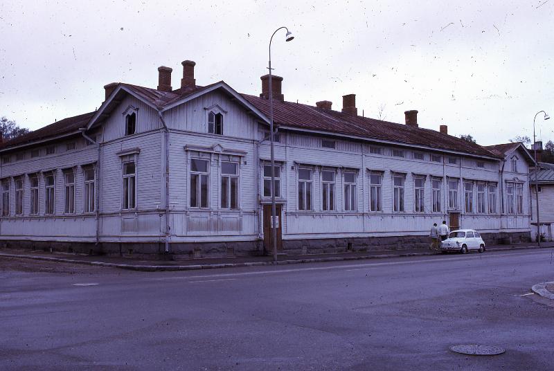 Esikatselukuva: Savilahdenkatu 1, mannerheimintie 18
	
		Tontin osti v. 1839 huutokaupassa apteekkari h. Streng. Paikalle rakensi v. 1849 nahkuri samuel l...