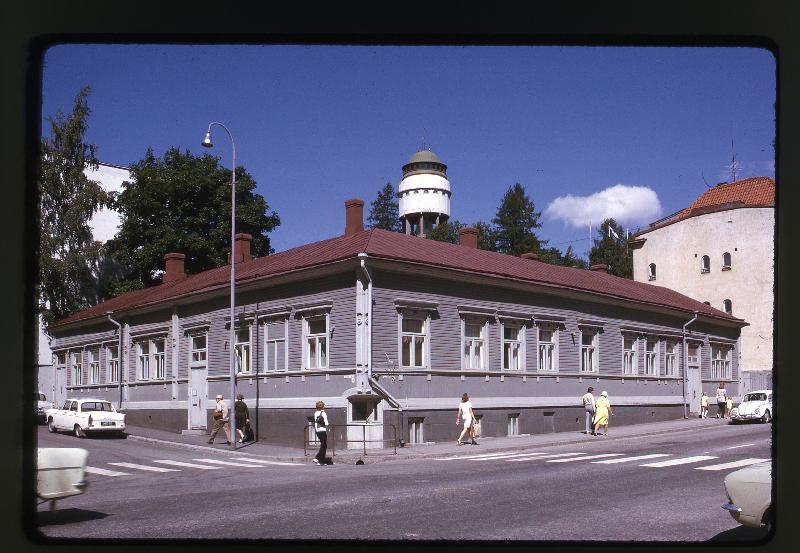 Esikatselukuva: Maaherrankatu 30, Vuorikatu 9
	
		Talon on rakennuttanut 1800-luvulla kelloseppä Jägerros, joka myi sen kelloseppä Erkki Karhuselle...