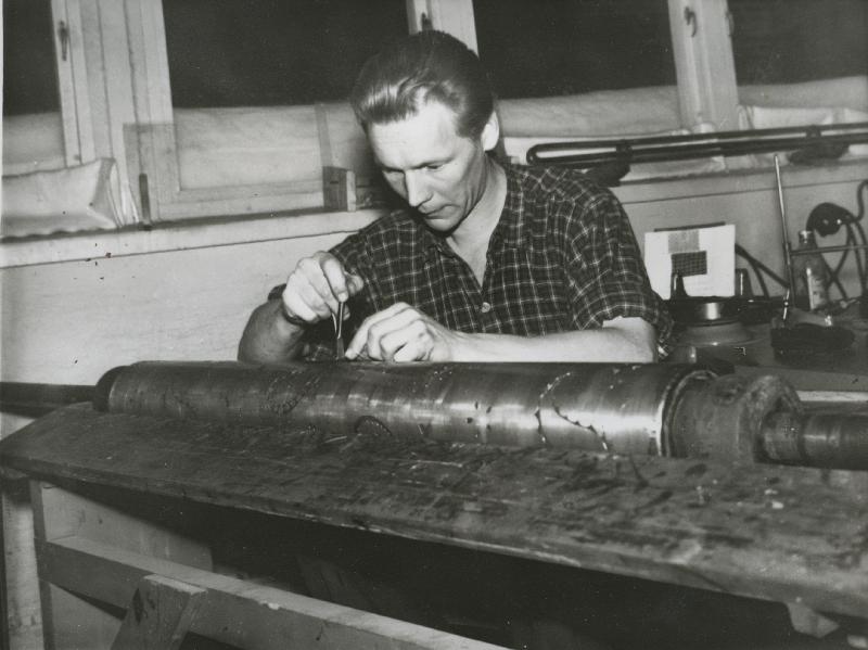 Esikatselukuva: Kaivertaja työssään
	
		30.12.1955. "uuden ajan" tehdasreportaashi.