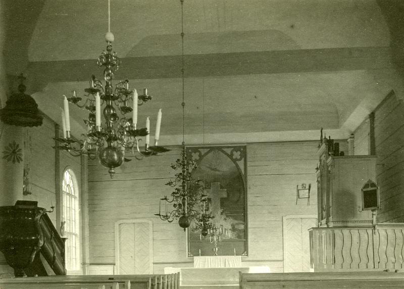 Esikatselukuva: Haapaveden kirkko
	
		Sisäkuva kirkon alttarille päin, saarnatuoli kuvassa mukana