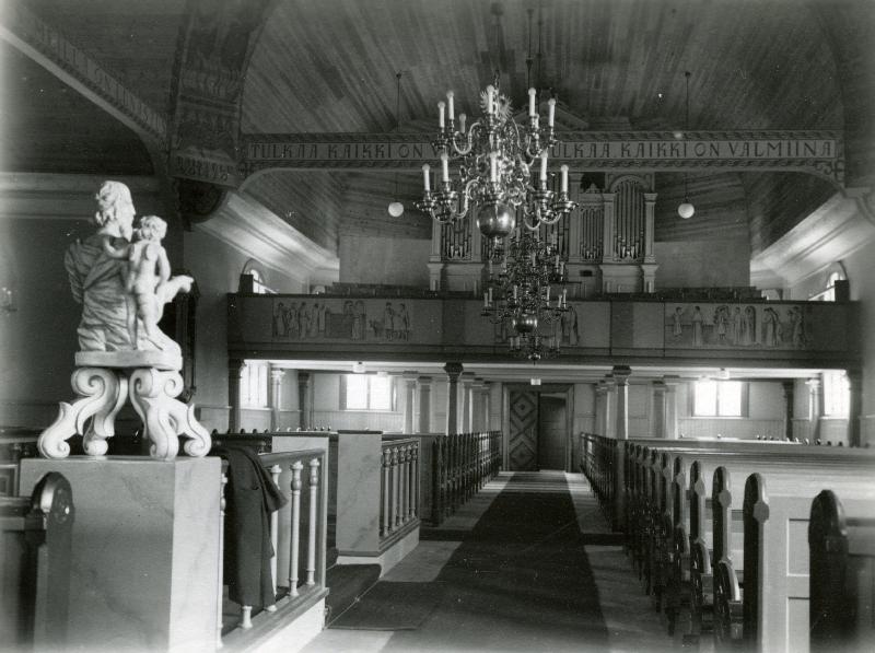 Esikatselukuva: Ilmajoen kirkko
	
		Kuva kirkkosalista urkuparvelle päin. Etualalla veistos.