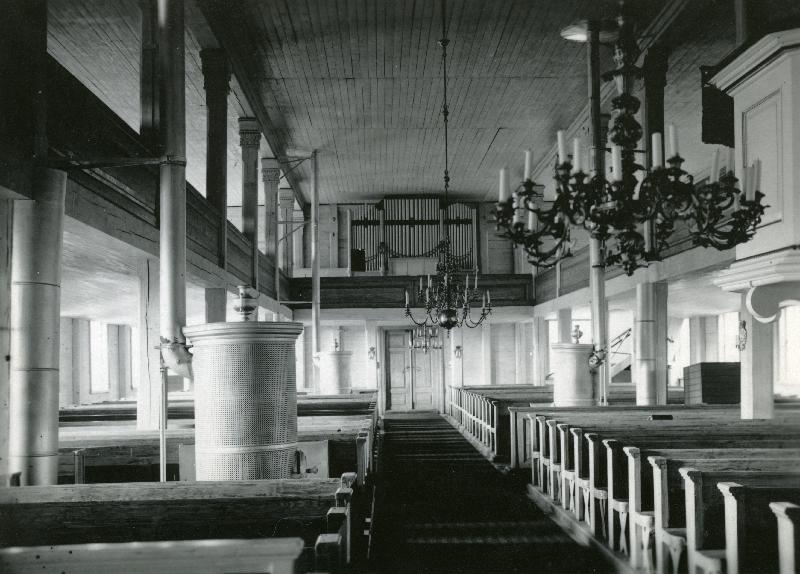 Esikatselukuva:&nbsp;Kangaslammin kirkko
	
		Kuva kirkon alttarilta urkuparvelle päin. Lämmitysuunit molemmin 
puolin pääkäytävää.