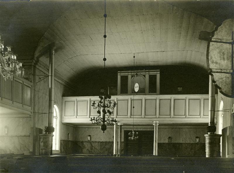 Esikatselukuva: Karinaisten kirkko
	
		Kuva kirkkosalista urkuparvelle päin