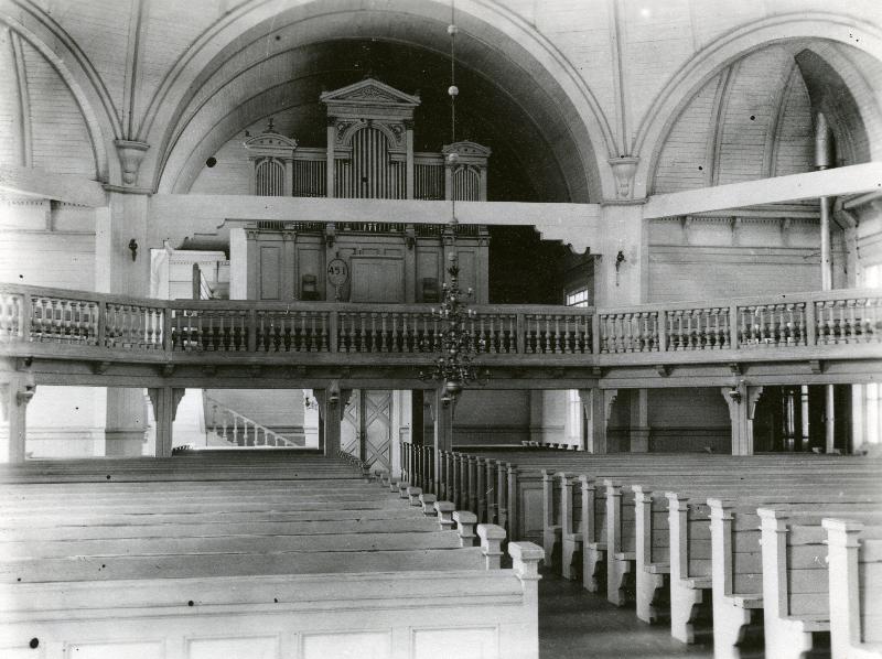 Esikatselukuva: Karstulan kirkko
	
		Kuva kirkkosalista urkuparvelle päin