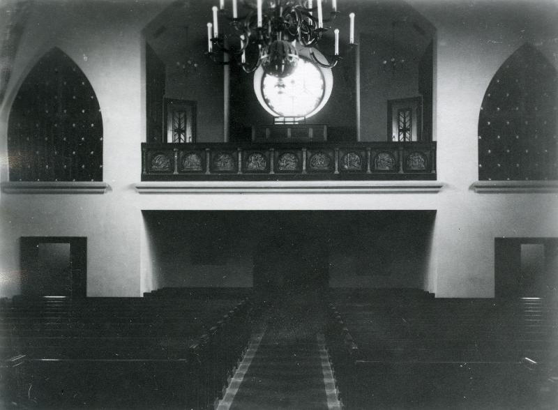 Esikatselukuva: Mäntän kirkko
	
		Kuva kirkkosalista urkuparvelle päin. Hämärää...