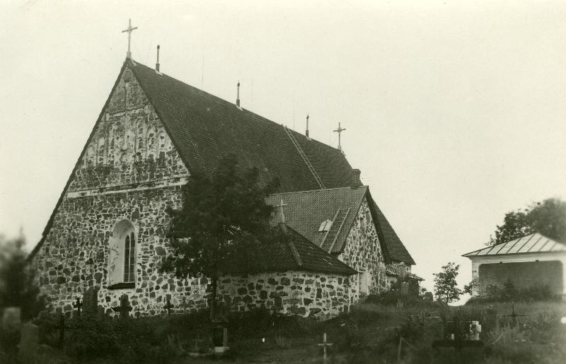 Esikatselukuva: Nauvon kirkko
	
		Kivikirkko. Ympärillä hautoja.