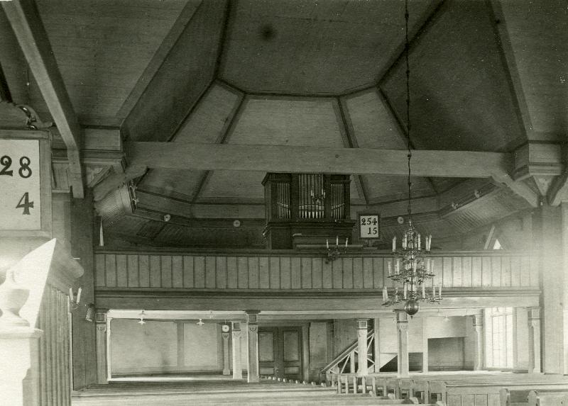 Esikatselukuva: Oulaisten kirkko
	
		Kuva kirkkosalista urkuparvelle päin