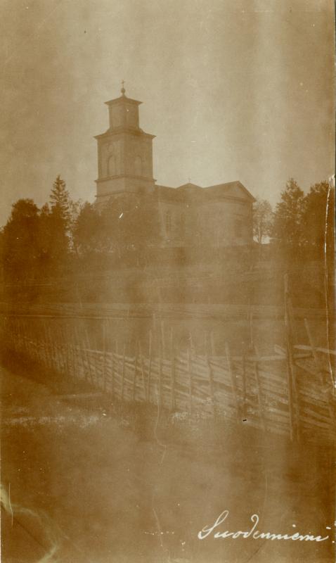 Esikatselukuva:&nbsp;Suodenniemen kirkko
	
		Puukirkko kalliolla pellon laidalla. Hämärä kuva.