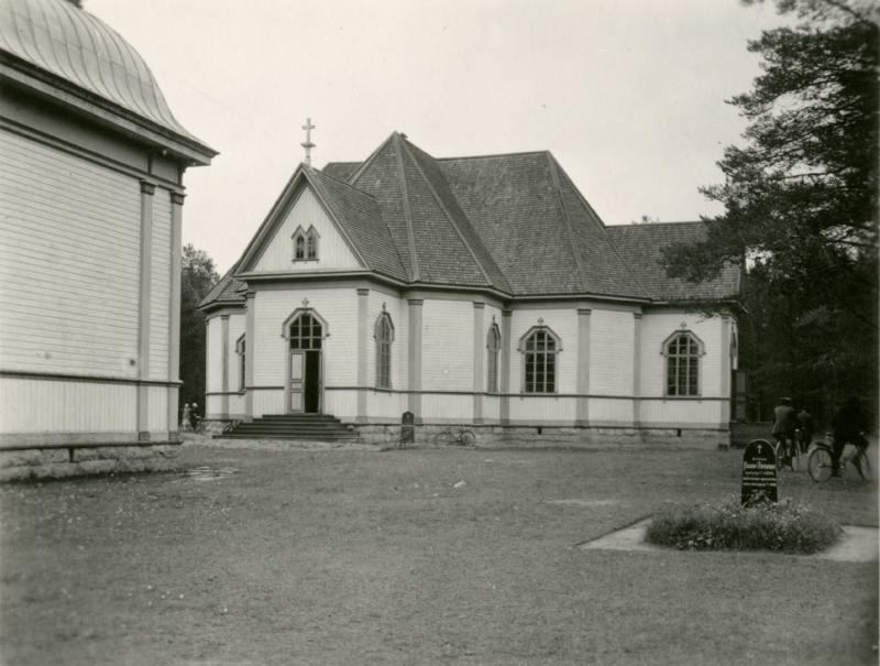 Esikatselukuva: Säräisniemen kirkko
	
		Puukirkko ja kellotapuli