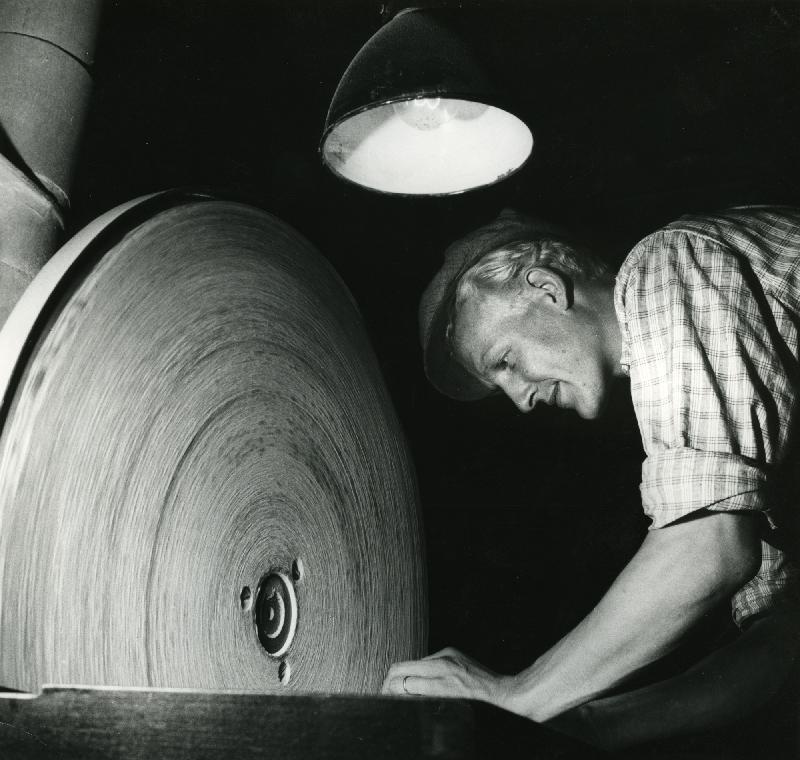 Esikatselukuva:&nbsp;Kauko mäkelä sorvaa suurikokoista puumallia valimon tarpeisiin.