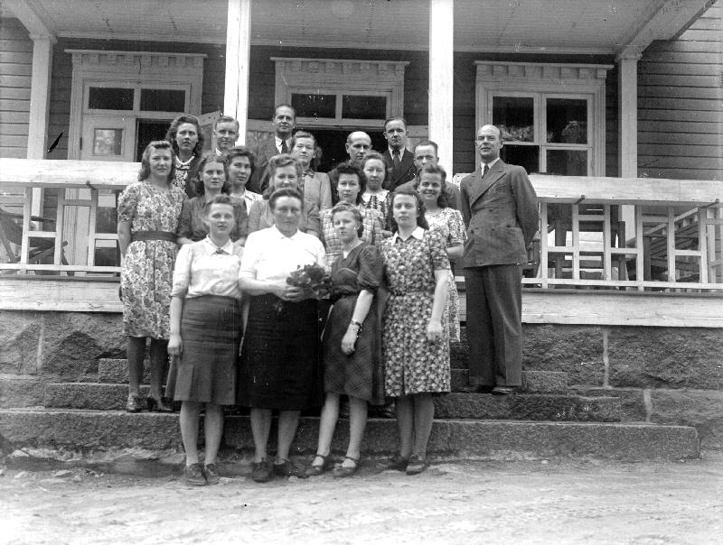 Esikatselukuva: Ihmisiä portailla ryhmäkuvassa
	
		Konttorihenkilökuntaa kesällä 1945 klubin portailla. 
Kyseessä kirjanpitäjä Agda Hägg'in el...