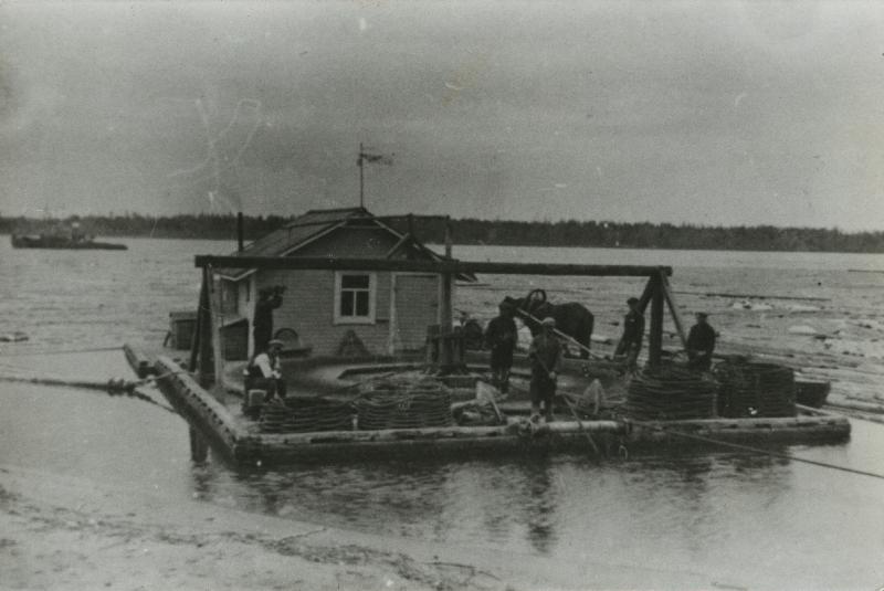 Thumbnail: Hevosponttoo Pölläkkälän sahan rannassa
	
		Taustalla "Juno" Hackman, rakennettu v.1912
