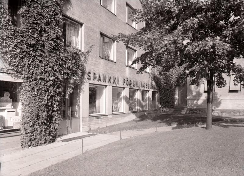 Esikatselukuva: Yhdyspankin konttori, pyp
	
		Pohjoismaiden yhdyspankki. Käpylä.  Nordean kuvanumero 9829. Valokuvaaja erkki markko.