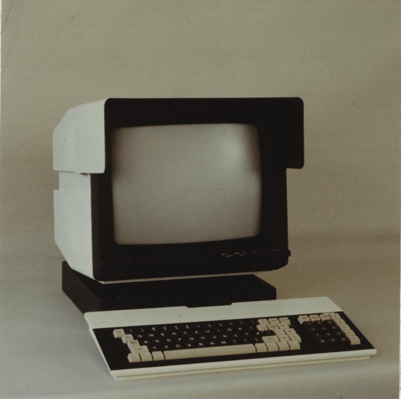 Thumbnail:&nbsp;Tietokoneen monitori ja näppäimistö
	
		14 tuuman RGB-monitori ja näppäimistö.