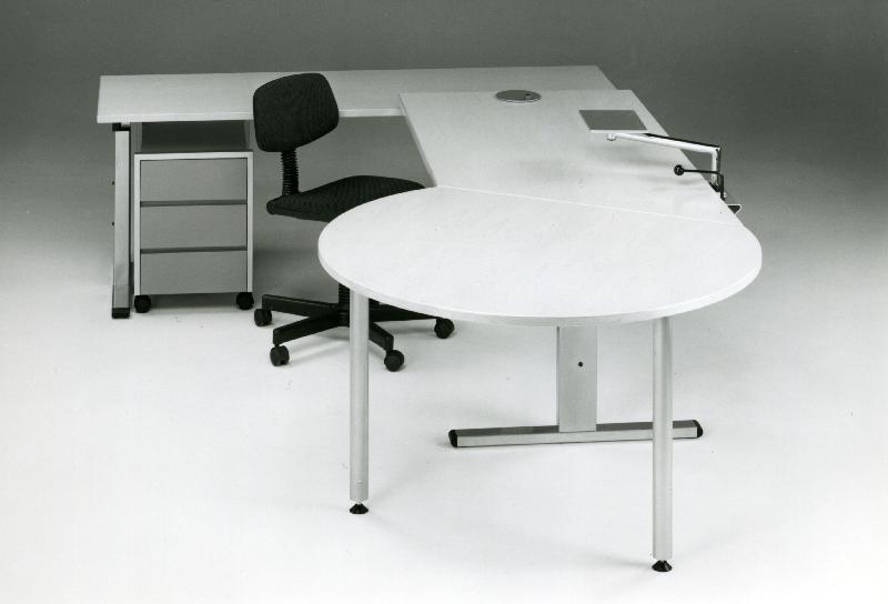 Esikatselukuva: Säädettävä ATK-pöytä
	
		Kuvassa säädettävä ATK-pöytä. Suunnittelu: Ergonomiadesign Oy. Valmistaja: Jobart ky