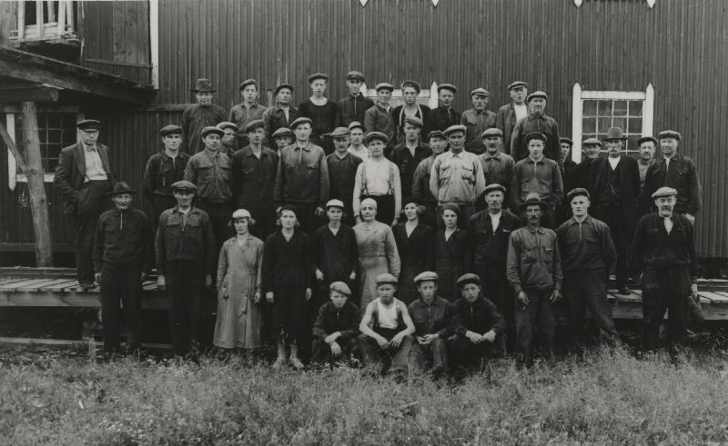 Esikatselukuva: Sahalaitoksen henkilökunta ryhmäkuvassa ulkona
	
		Hakkalan saha oy