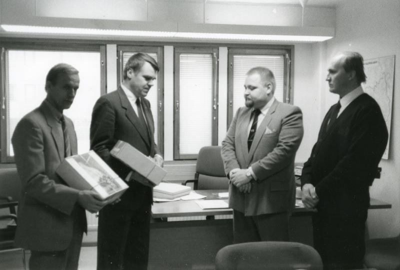 Thumbnail: Neljä miesta
	
		Kuvassa: Sune Lehkonen, Eero Kaitainen, J.T. Hartikainen, Markku Kakriainen.
Talouslehti 11/1988.
