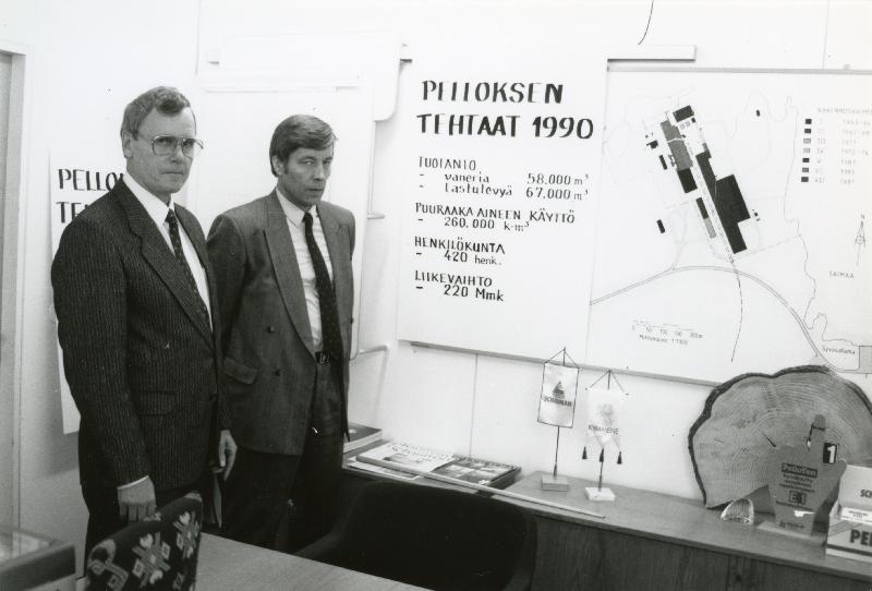 ???resource.thumbnail???: Pelloksen vaneritehtaalla
	
		Kari Mennander, Sixten Korkman.
Schauman Wood, Kymmene.