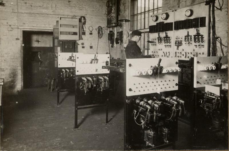 Esikatselukuva:&nbsp;Antinkatu 18:n kojetauluosasto
	
		Antinkatu 18:n konttorin kojetauluosasto ennen muuttoa Haapaniemenkadulle.