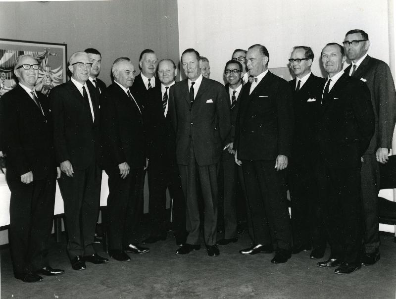 Esikatselukuva: Läksiäisjuhlat
	
		STK:n työehtosopimusvaliokunnan läksijäiset 22.8.1966 puheenjohtaja Vihtori Rantaselle: Eino Aran...