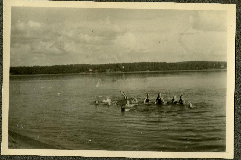 Esikatselukuva: Tyttöjä uimassa tyynessä rantavedessä