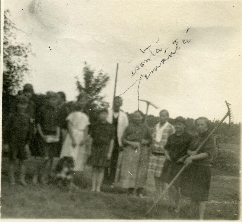 Esikatselukuva: Leirliläisiä ja isäntä ja emäntä Tuhkalainen 1. - 7.8.1927
