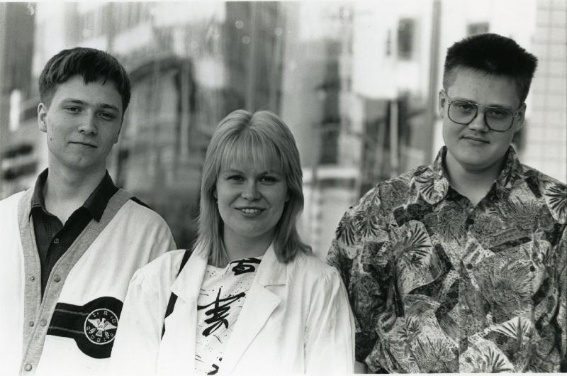 Esikatselukuva: Kemian Tietotaito 1992 palkintojenjakotilaisuus
	
		Palkitut oikealta: Mika Vainio, Kirsi Lehtinen, Pasi Juvonen