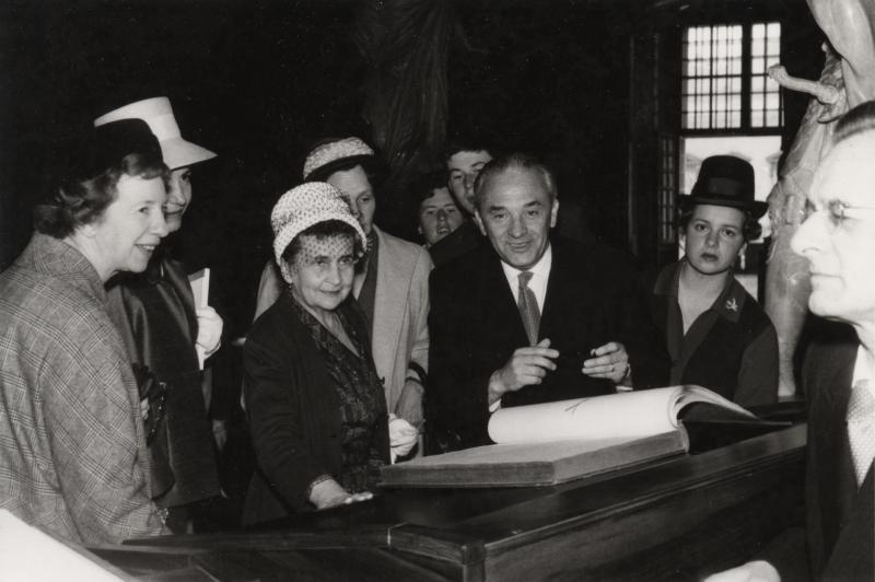 Esikatselukuva: Sylvi Kekkonen tutustuu Itävallan kansalliskirjastoon
	
		Presidenttipari Urho ja Sylvi Kekkosen valtiovierailu Itävaltaan 29.5.-1.6.1961. Sylvi Kekkonen t...