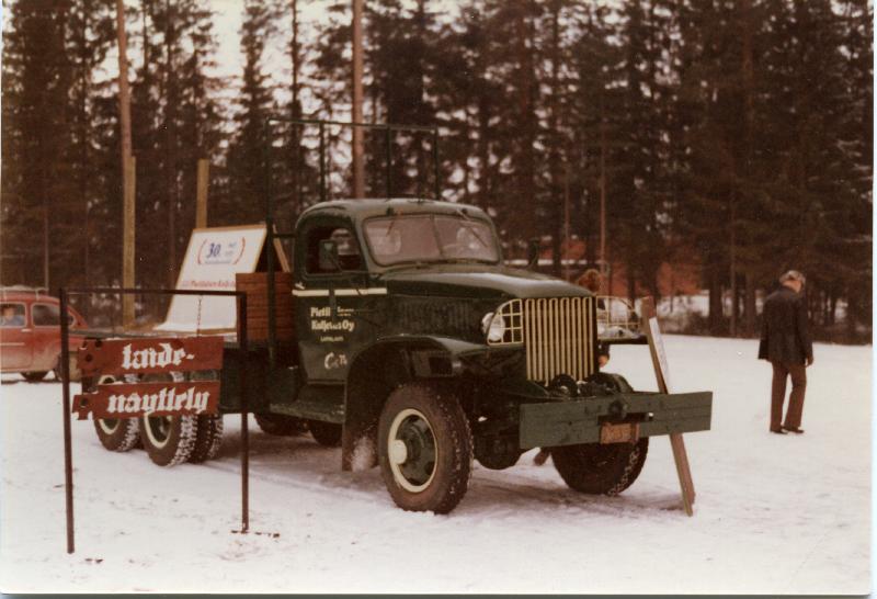 Esikatselukuva: Pietikäisen Kuljetus Oy 30 vuotta
	
		Pietikäisen Kuljetus Oy 30 vuotta 1977, CMC-47 Lapinlahden taidekeskuksen pihalla