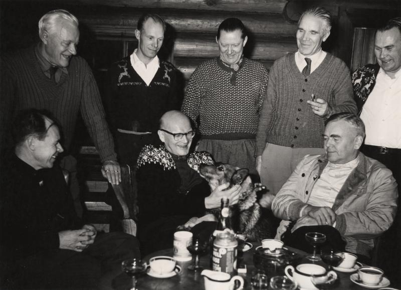 Esikatselukuva: Hirviporukan illanviettoa
	
		Urho Kekkonen Äänekosken tehtaiden järjestämässä hirvijahdissa marraskuussa 1961. Hirvenmetsästys...