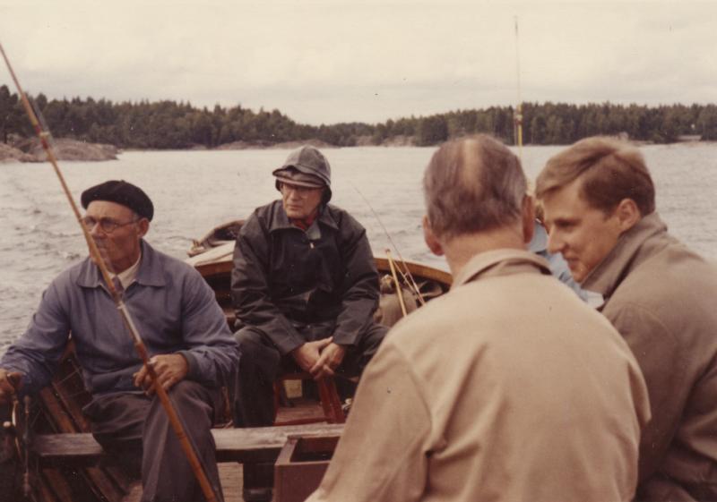 Esikatselukuva: Kalastusseurue veneessä
	
		Presidentti Urho Kekkosen kalastusmatka Inkoon Hättöön syyskuussa 1961. Kalastusseurue veneessä H...