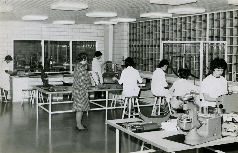 ???resource.thumbnail???:&nbsp;Kaukopään laboratorio
	
		Laadunvalvonta Kaukopään kartonkitehtaalla.  Henkilökunnan lehden 2/1964 kuvateksti: "Kosteu...