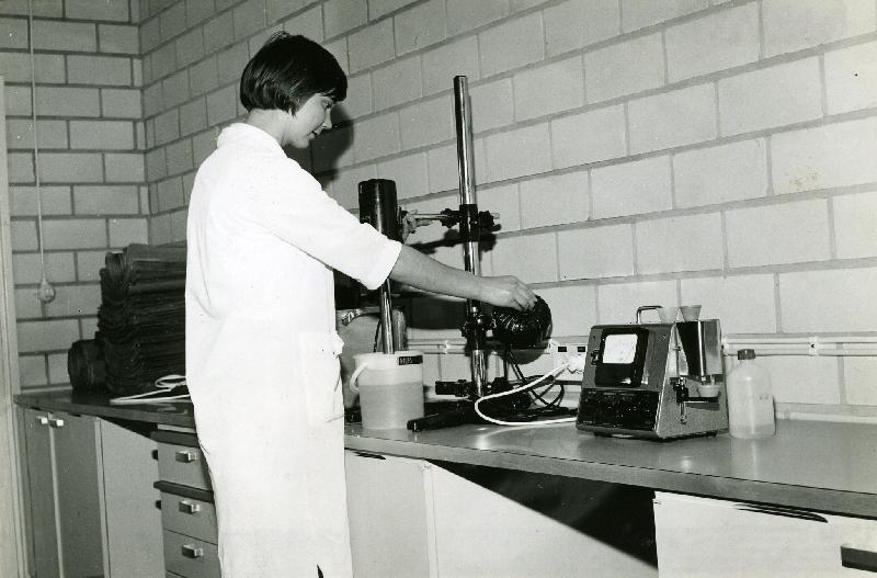 Esikatselukuva: Kaukopään laboratorio
	
		Laadunvalvonta Kaukopään kartonkitehtaalla.  Henkilökunnan lehden 2/1964 kuvateksti: "Labora...