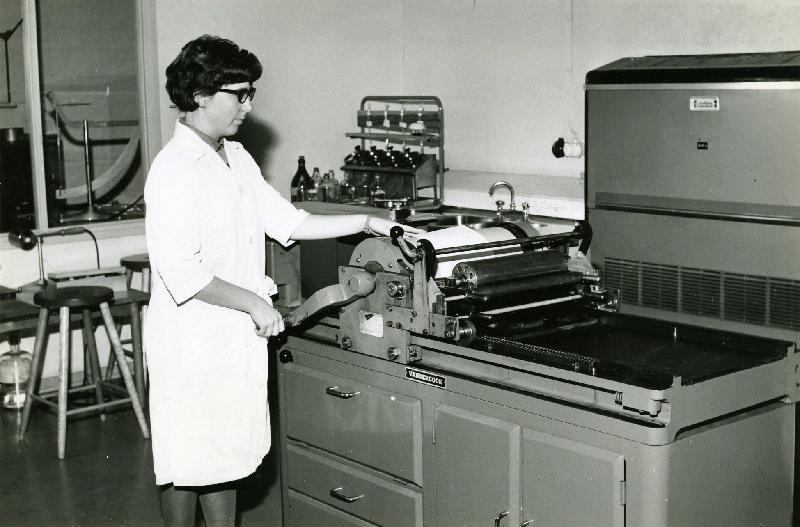 Esikatselukuva: Kaukopään laboratorio
	
		Laadunvalvonta Kaukopään kartonkitehtaalla.  Henkilökunnan lehden 2/1964 kuvateksti: "Karton...