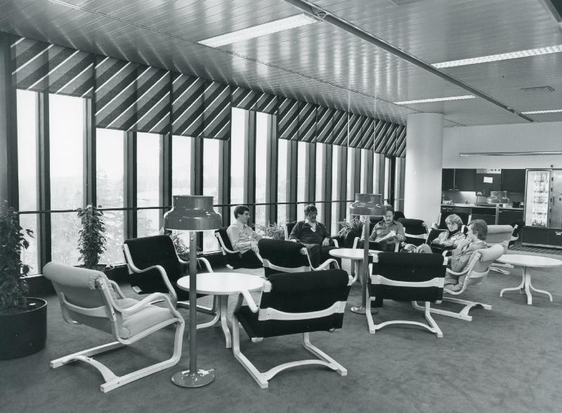 Esikatselukuva: IBM:n Munkkiniemen toimitalon taukotilat
	
		IBM:n Munkkiniemen toimitalo vuosilta 1978 - 1979.