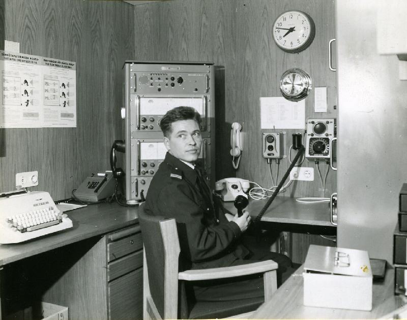 Thumbnail: Radiosähköttäjä Rauno Suominen
	
		Henkilökunnan lehden 1/1966 kuvateksti: "Radiosähköttäjä Rauno Suominen vastaanottimiensa ja...